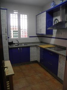 una cocina con armarios azules y fregadero en LA GINETA, 