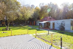 ein Haus mit einem Zaun neben einem Hof in der Unterkunft KaZielnik in Kazimierz Dolny