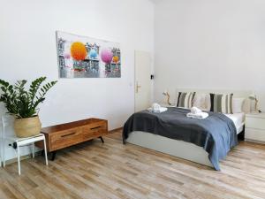 Schlafzimmer mit einem Bett und einem Tisch in der Unterkunft Cozy studio in Friedrichshain, 4 quiet guests only in Berlin