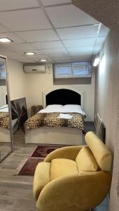 una habitación con una cama y un sofá delante de ella en Ribnica en Podgorica