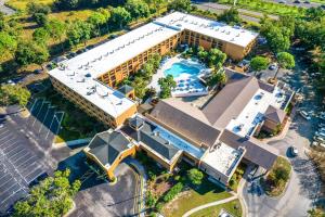 an overhead view of a building with a swimming pool at Mi Casa Hotel in Orlando