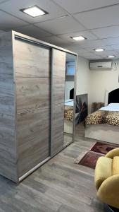 1 dormitorio con un gran armario de madera con espejo en Ribnica en Podgorica