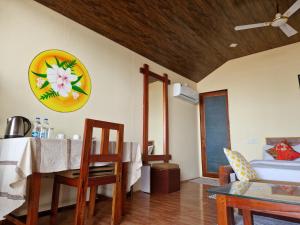a dining room with a table and a dining room gmaxwell gmaxwell gmaxwell gmaxwell at Agonda Wellness in Agonda