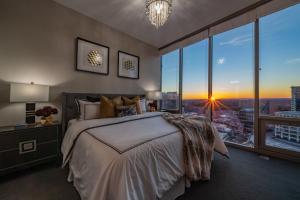 um quarto com uma cama grande e vista para a cidade em Skyline Executive Suite em Atlanta