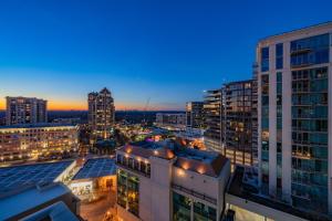 vista de uma cidade à noite com edifícios em Skyline Executive Suite em Atlanta