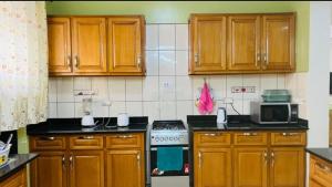 Köök või kööginurk majutusasutuses PALATINE APARTMENTS MAKINDYE KIZUNGU, KAMPALA
