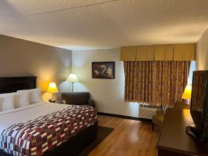 Postel nebo postele na pokoji v ubytování Red Roof Inn & Suites Mt Holly - McGuire AFB