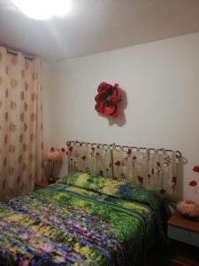 モンテメラノにあるAppartamento Orchideaのベッドルーム1室(ベッド1台付)