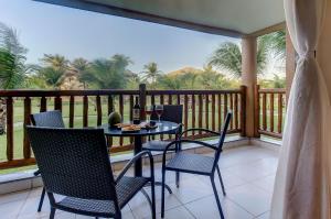 a balcony with a table and chairs on a balcony at VG Sun #102 - Apto de Dois Quartos por Carpediem in Paracumbuca