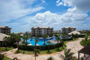 vista aerea di un resort con piscina di Condomínio no melhor da Praia de Cumbuco por Carpediem a Cumbuco