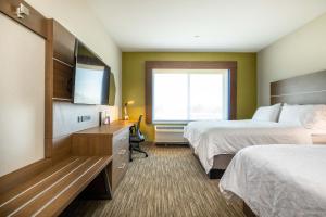 En eller flere senger på et rom på Holiday Inn Express & Suites - San Jose Silicon Valley, an IHG Hotel