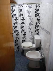 a bathroom with a toilet and a shower curtain at Hermosa casa de vacaciones en Mendoza in Guaymallen
