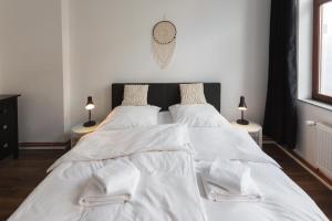 1 dormitorio con 2 camas con sábanas blancas y lámparas en Koje Eins I Großes Apartment mit 2 Schlafzimmern, en Bremerhaven