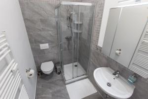 y baño con ducha, aseo y lavamanos. en Koje Eins I Großes Apartment mit 2 Schlafzimmern, en Bremerhaven