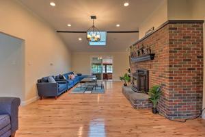 Gallery image of Pocono Home with Hot Tub, Fireplace and Game Room! in Saylorsburg