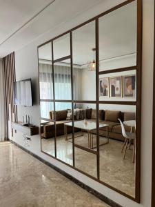 a living room with a large glass wall at Appartement Morillon 47 ou 39 au quartier Maarif in Casablanca