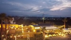 済州市にあるモーニング ビーチ ペンションの夜の灯りを持つ家の景色