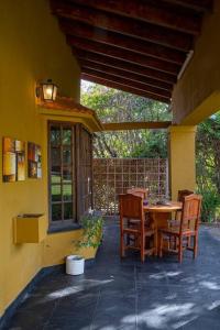 a patio with a table and chairs on a house at Casona alegre con pileta y amplio jardin in Las Compuertas