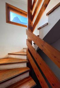 - un escalier dans une petite maison avec une fenêtre dans l'établissement Accogliente chalet in mansarda, à Courmayeur 11 autres photos