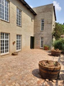 a large brick building with a courtyard with two baskets at Oorslaap in Florida