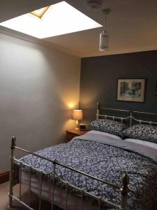 um quarto com uma cama grande e uma janela grande em Ravens Rest em Llanwrda