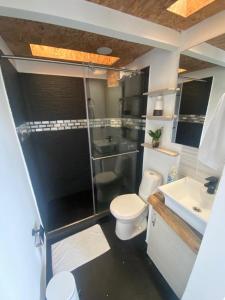 un bagno con doccia, WC e lavandino di Hotel Encanto Filandia a Filandia