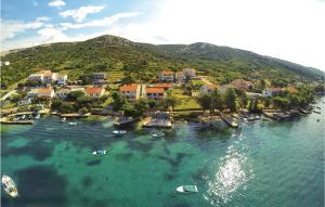 una vista aerea di una piccola isola in acqua di Lovely Apartment In Stara Novalja With House Sea View a Stara Novalja