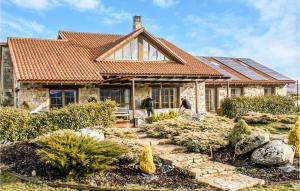 una casa con paneles solares en el techo en Gorgeous Home In Navarredonda De Gredos With Outdoor Swimming Pool, en Navarredonda de Gredos