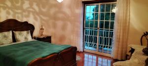 um quarto com uma cama e uma grande janela em AFIFE "Porta da Alegria" em Viana do Castelo