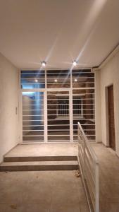 Habitación con ventana grande en un edificio en Pirkas Departamentos, en San Juan 36 fotos más