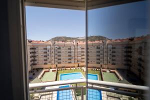 una ventana con vistas a una pista de tenis en Duplex Luz, en Jaén