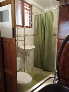 y baño con lavabo, aseo y ducha. en Casa De Mama Cusco - The Treehouse, en Cusco