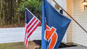 Deux drapeaux sur le côté d'une maison dans l'établissement Auburn Alumni House on 20 acres, à Salem