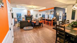 Χώρος καθιστικού στο Auburn Alumni House on 20 acres +46 φωτογραφίες