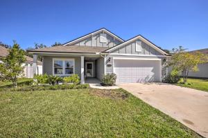 une maison avec une allée et un garage dans l'établissement Cozy St Augustine Bungalow Less Than 7 Mi to Beaches!, à Saint Augustine