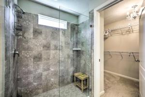 une salle de bain avec une douche avec une porte vitrée dans l'établissement Cozy St Augustine Bungalow Less Than 7 Mi to Beaches!, à Saint Augustine 17 autres photos