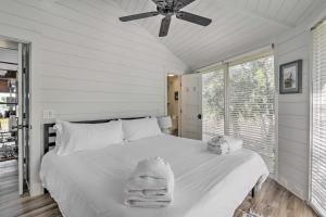 Ένα ή περισσότερα κρεβάτια σε δωμάτιο στο Ocean-View Treetop Escape with Fire Pit!