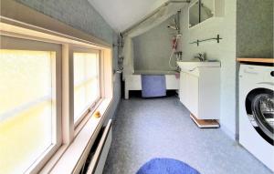 lavadero con fregadero y lavadora en Beautiful Home In lmhult With Kitchen, en Älmhult