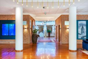 Ο χώρος του λόμπι ή της ρεσεψιόν στο Radisson Blu Hotel Karlsruhe