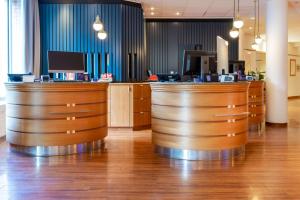 Ο χώρος του λόμπι ή της ρεσεψιόν στο Radisson Blu Hotel Karlsruhe