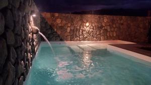 a pool of water with a water hose at Pasillos del Viñedo in Cafayate