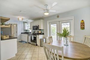 cocina y comedor con mesa y sillas en Merritt Island Home Fire Pit and Canal Access! en Merritt Island