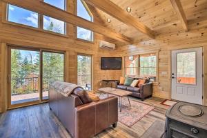 uma sala de estar com uma lareira e uma televisão em Cozy and Peaceful Waterfront Cabin on Porter Lake! 