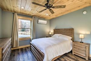 מיטה או מיטות בחדר ב-Cozy and Peaceful Waterfront Cabin on Porter Lake!