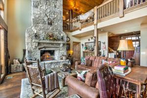 - un salon avec une cheminée en pierre dans l'établissement Luxury Sapphire Cabin Mtn Views and Resort Access!, à Sapphire