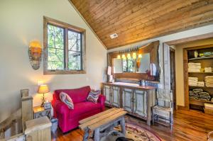 - un salon avec une chaise rouge et un miroir dans l'établissement Luxury Sapphire Cabin Mtn Views and Resort Access!, à Sapphire