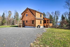 uma grande casa de madeira com uma grande entrada em Cozy and Peaceful Waterfront Cabin on Porter Lake! 