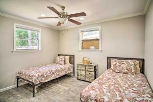 um quarto com 2 camas e uma ventoinha de tecto em Blue Cottage in the Bayou with Private Yard! em Baton Rouge