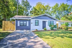 uma casa com uma cerca e uma entrada em Blue Cottage in the Bayou with Private Yard! em Baton Rouge