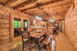 Un comedor con mesa y sillas de madera. en Serene Lewisburg Lakefront Retreat with Dock, en Lewisburg